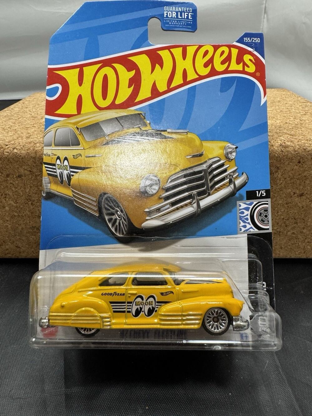 Hot Wheels ’47 Chevy Fleetline Mooneyes Yellow 155/250 Rod Squad 1/5 HCV91 1:64